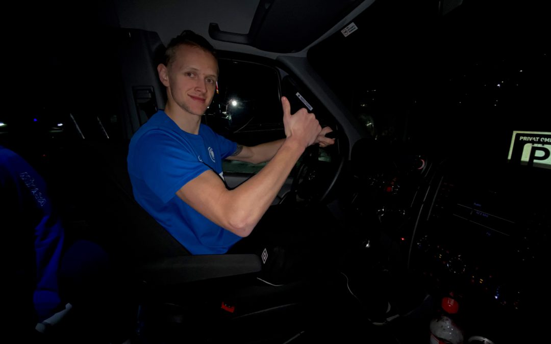 Oskar er både spelar og sjåfør – og no håpar han på tur til finalen